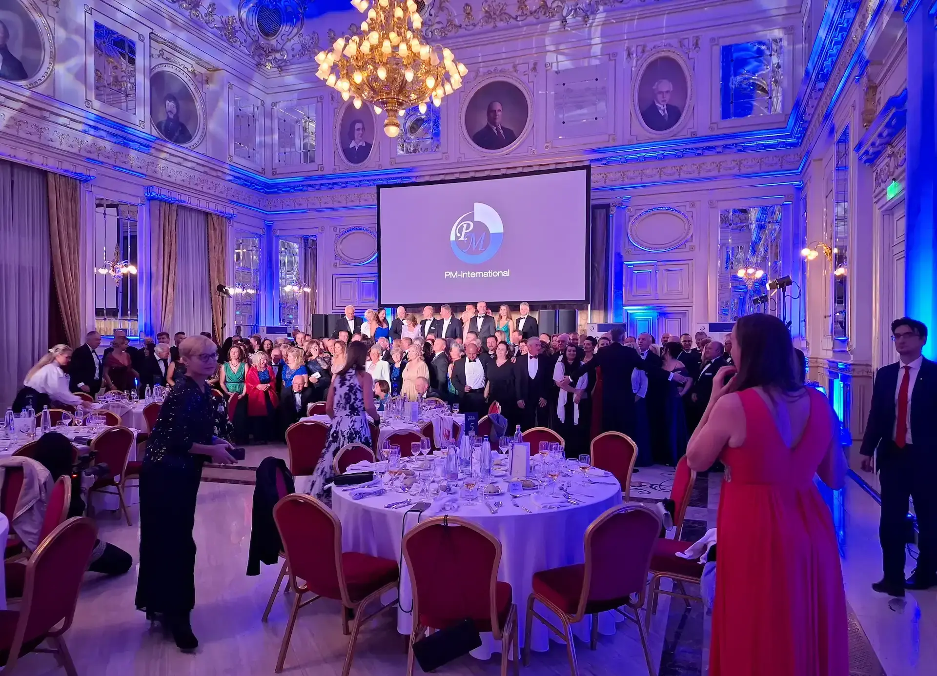 Luxus gálavacsora történelmi palotateremben kristálycsillárral és kék LED fényekkel 100 fő részére