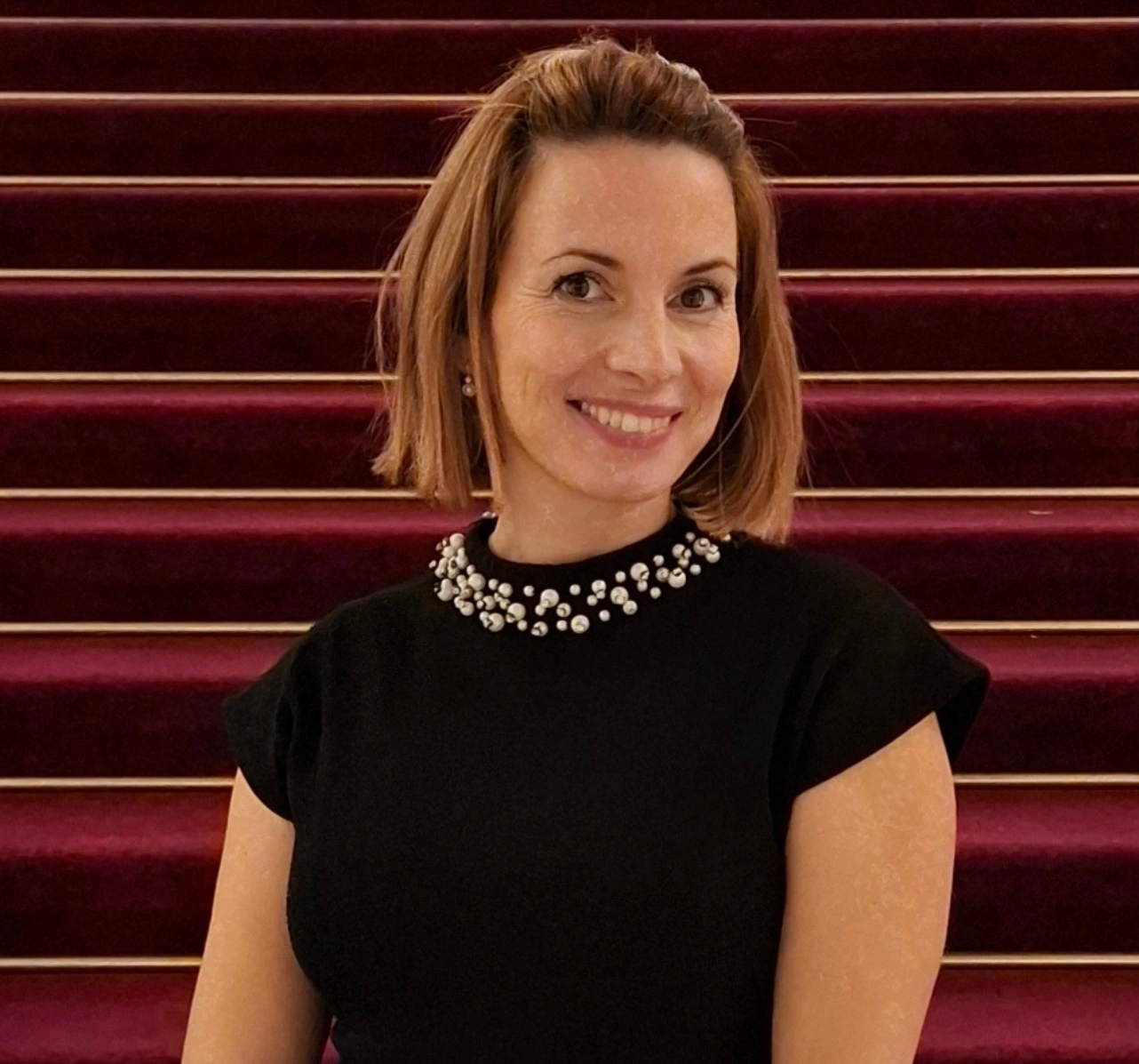 Marketing és rendezvényszervezési szakértő elegáns konferencia környezetben