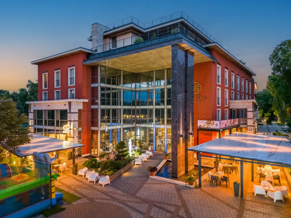 Hotel Divinus Superior Debrecen, modern homlokzat, terasz, gyermekmedence, étterem, Nagyerdő