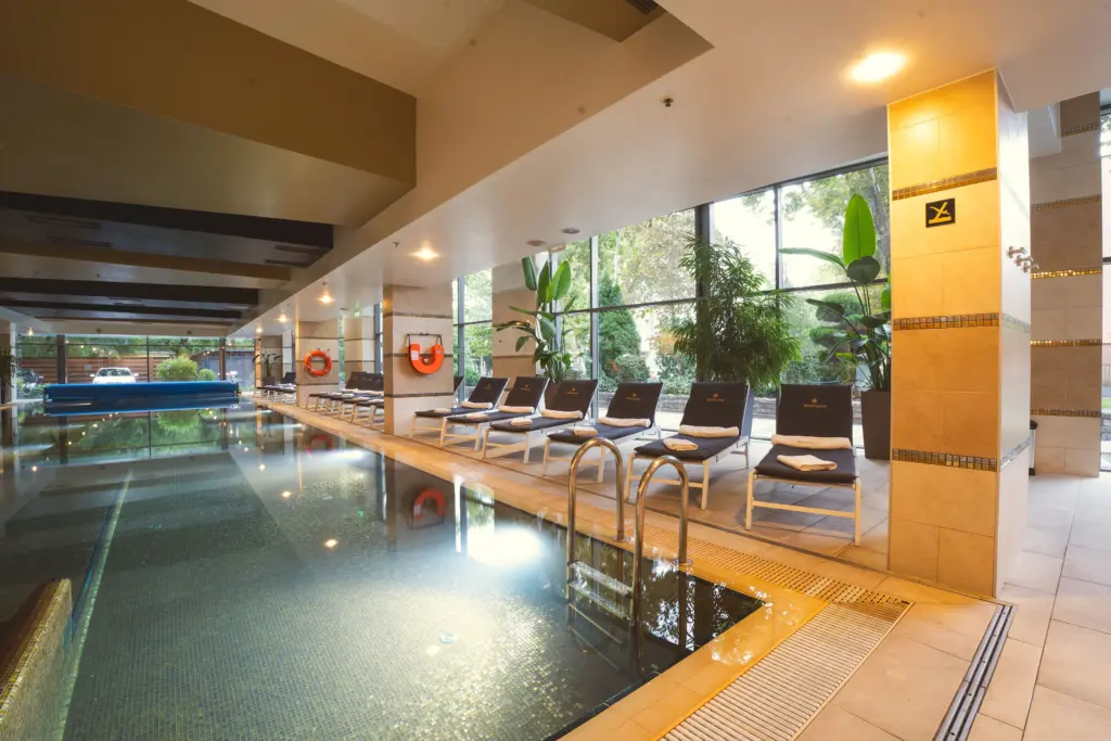 Hotel Divinus wellness, 1000 m2, úszómedence, relaxációs medence, napozóágyak, trópusi növények, Debrecen