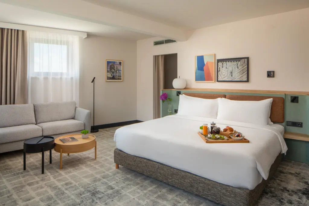 Crowne Plaza Budapest modern szoba letisztult designnal és reggelivel az ágyon