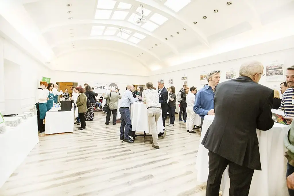 Juhar terem tetőablakokkal állófogadással civil eseményen