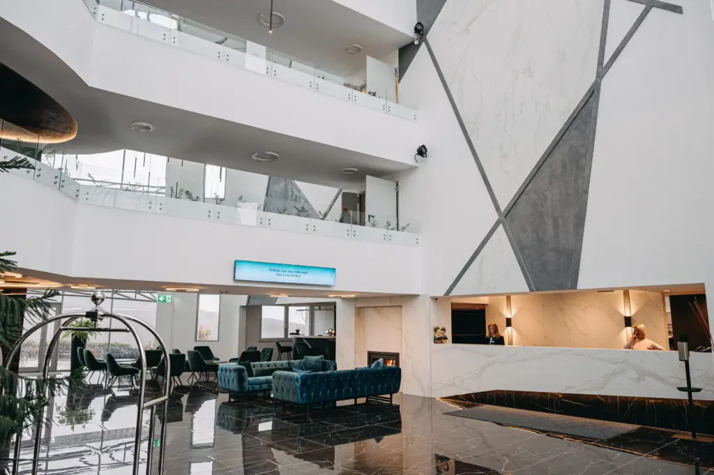 Hotel Ózon Mátraháza modern lobby galériával márványburkolattal és design bútorokkal