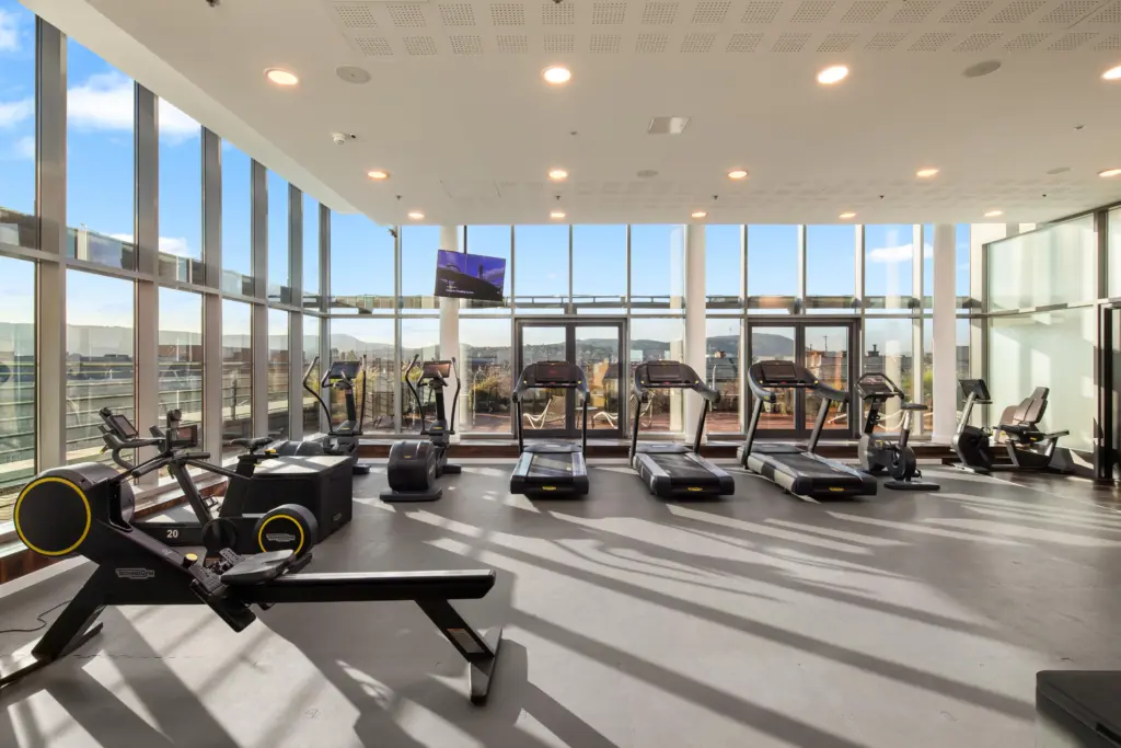 Crowne Plaza Budapest fitness terem panorámás kilátással Budapest felett a legfelső szinten