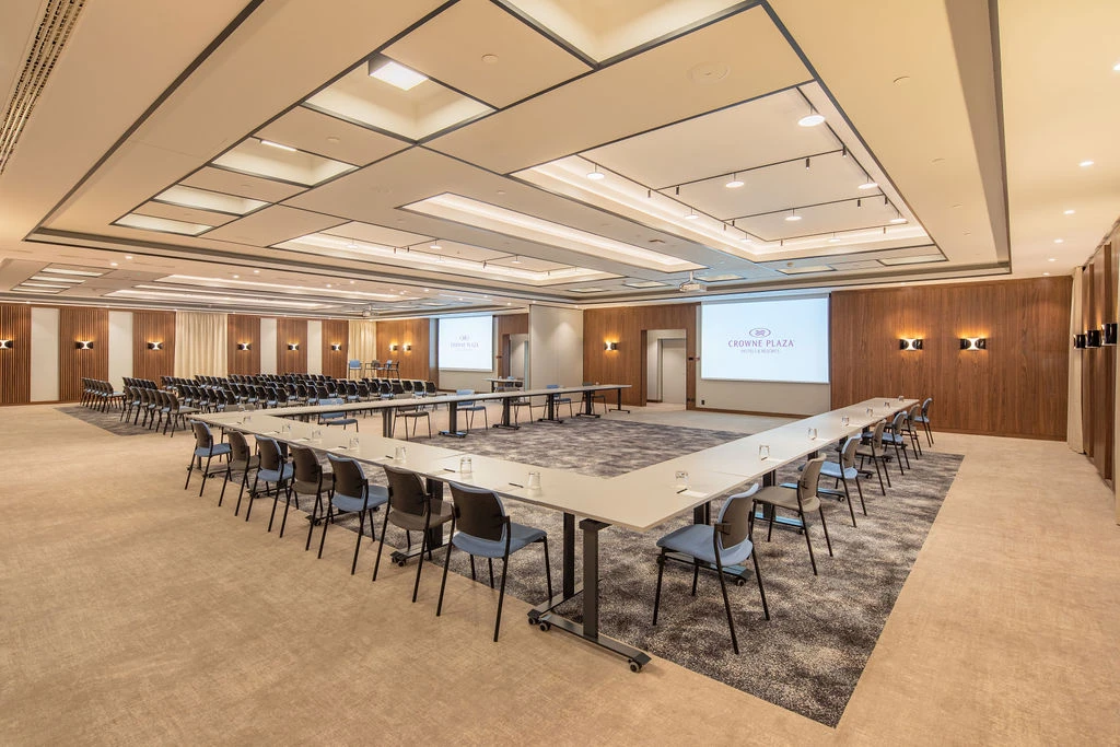Crowne Plaza Budapest konferenciaterem természetes fénnyel és U-ülésrendben