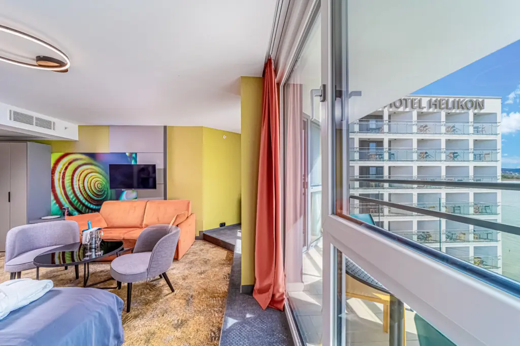 Modern hotelszoba erkéllyel, Balaton panorámával és színes dizájnnal