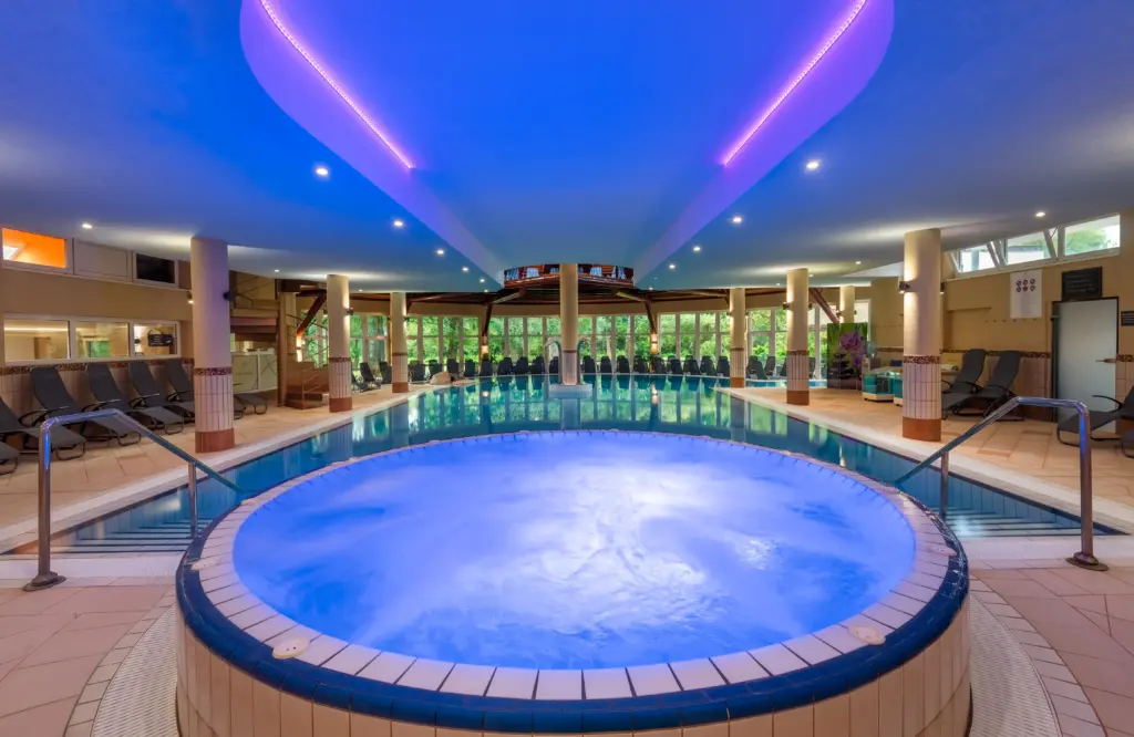Lotus Therme Hévíz beltéri melegvizes medence LED világítással és relaxációs résszel