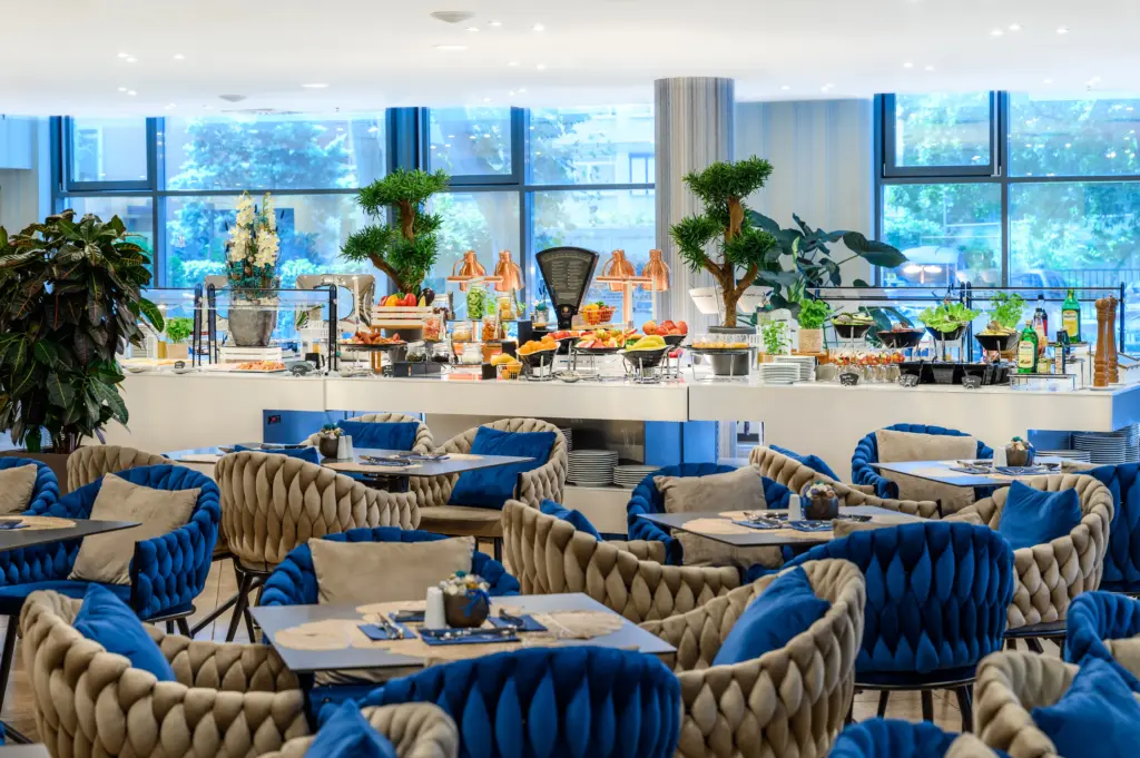 Hotel Divinus Dominus Étterem, büféreggeli, svédasztalos reggeli, kék fotelek, Nagyerdő kilátás