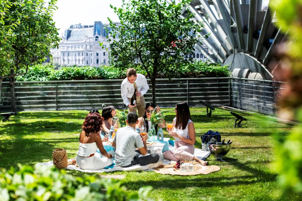 Crowne Plaza Budapest zöld tetőkert rooftop terasz Glam Piknik rendezvénnyel Budapest felett