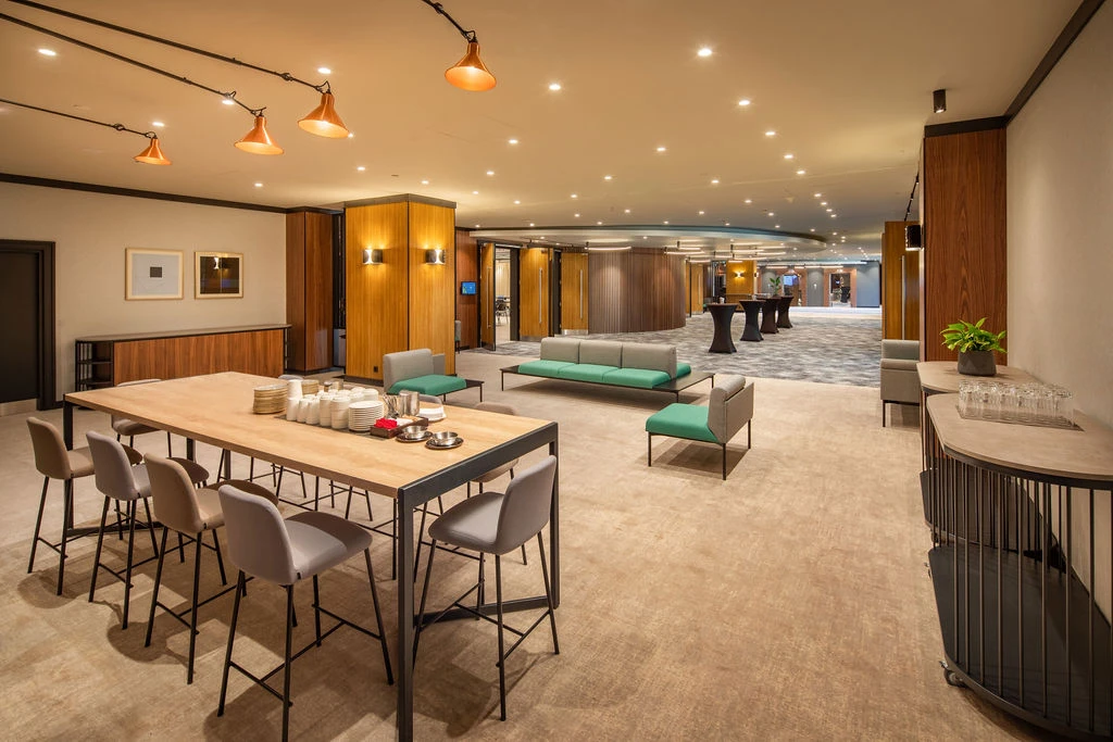Crowne Plaza Budapest rendezvény foyer smaragdzöld bútorokkal és kávészünet területtel
