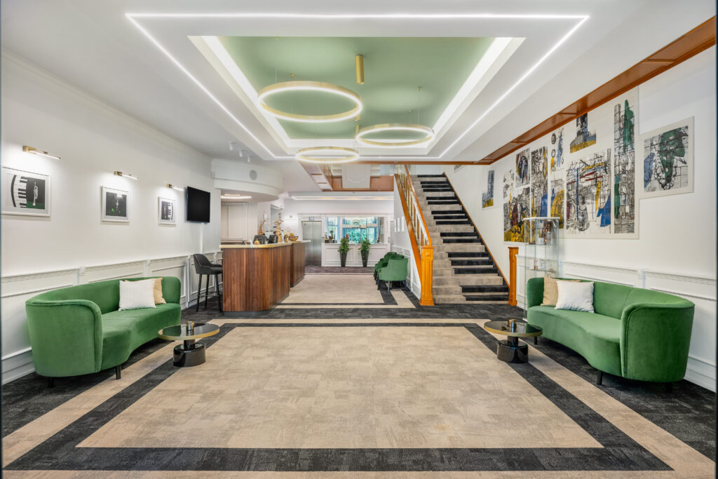 Aranyhomok Hotel modern lobby recepció zöld bútorzattal Kecskemét
