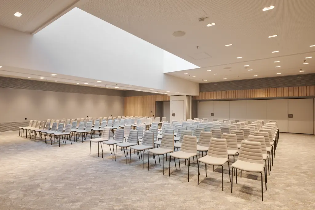 Radisson Hotel Budapest BudaPart Aster konferenciaterem színpadi elrendezésben 180 fős befogadóképességgel