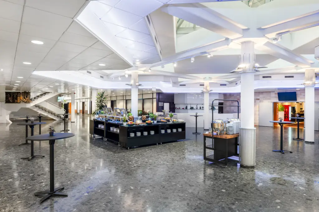 Budapest Kongresszusi Központ Aula térség svédasztalos büfével és természetes fénnyel