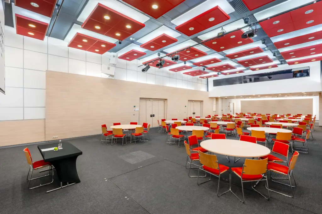 Budapest Kongresszusi Központ Bartók terem bankett ülésrendben piros akusztikai mennyezettel