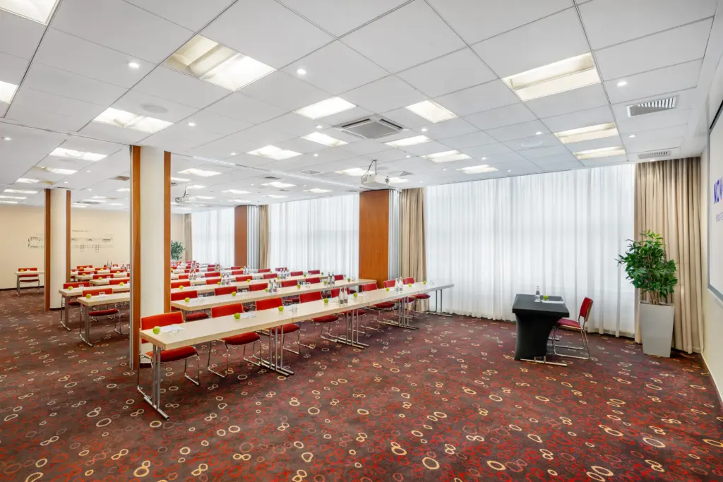 Budapest Kongresszusi Központ Liszt terem osztálytermi elrendezésben természetes fénnyel