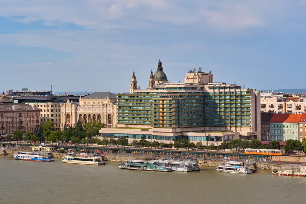 Budapest Marriott Hotel Duna-partján Szent István Bazilika panorámával