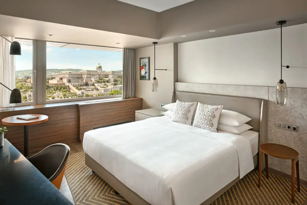 Modern hotelszoba king size ággal és Budai Vár panorámával