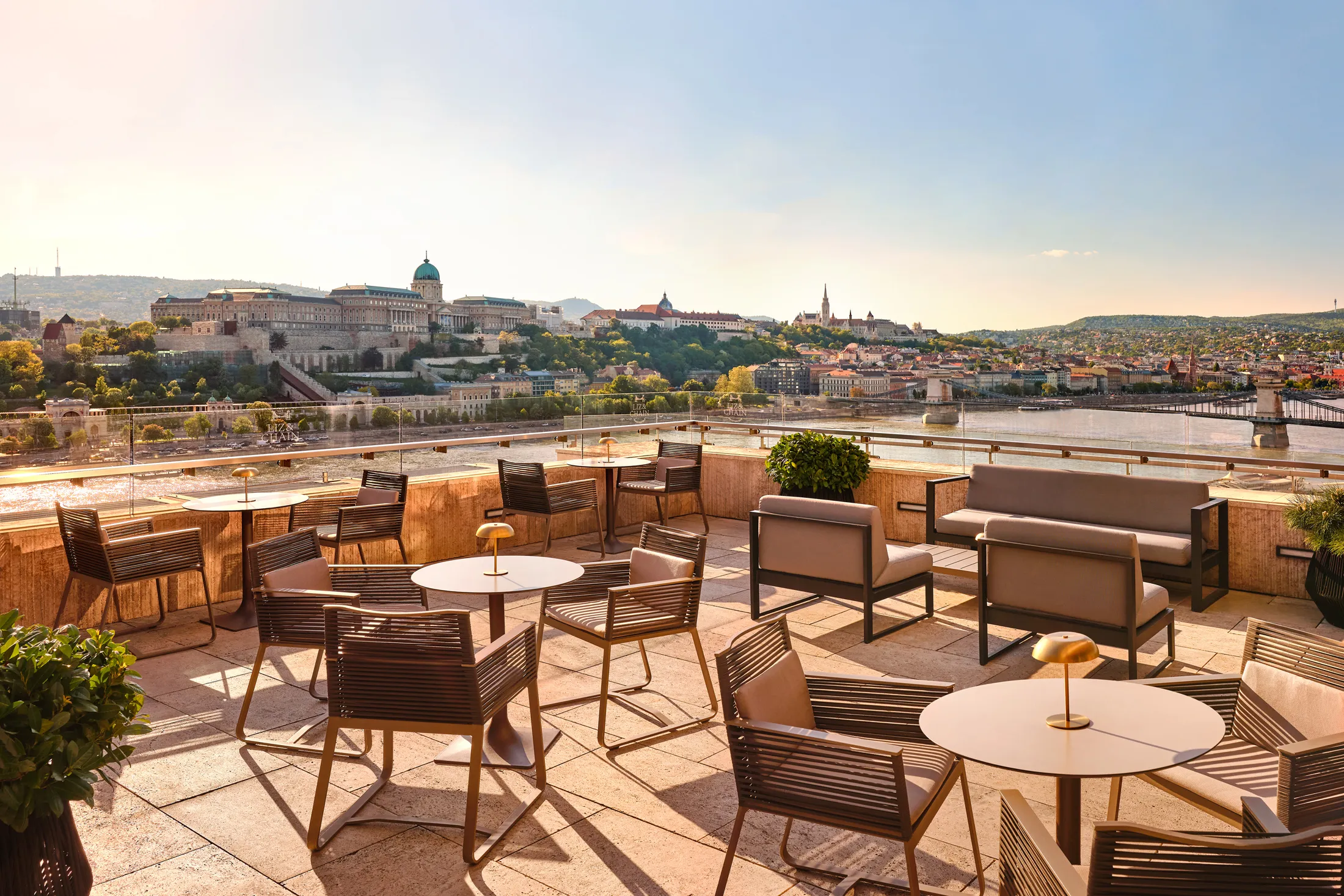 Marriott Budapest Hotel tetőterasz panorámával, Budai Vár kilátás, modern bútorok, céges rendezvény helyszín