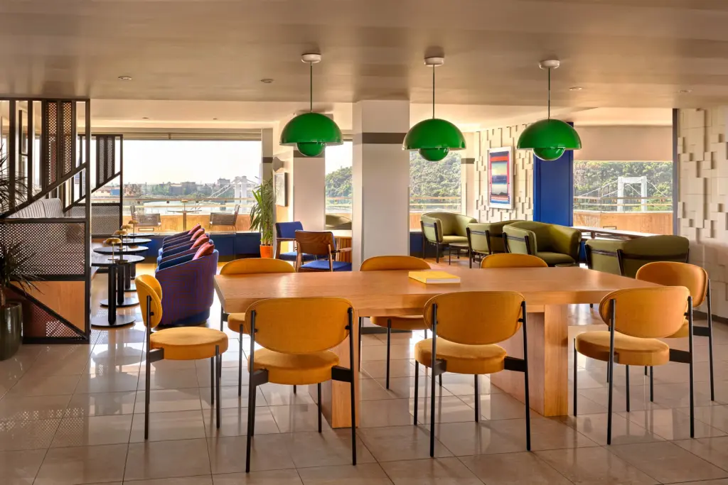 Liz & Chain Rooftop Bár zöld függőlámpákkal és Duna-panorámával