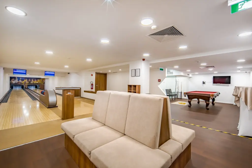 Castellum Hotel Hollókő szabadidős játékterem bowlingpályával, biliárddal és szórakozási lehetőségekkel