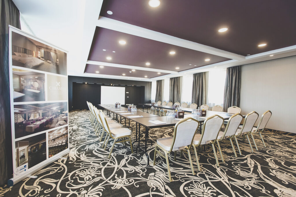 Caramell Resort Mantra terem, 140 fő, U-alakú ülésrend, lila mennyezet, projektor, meeting