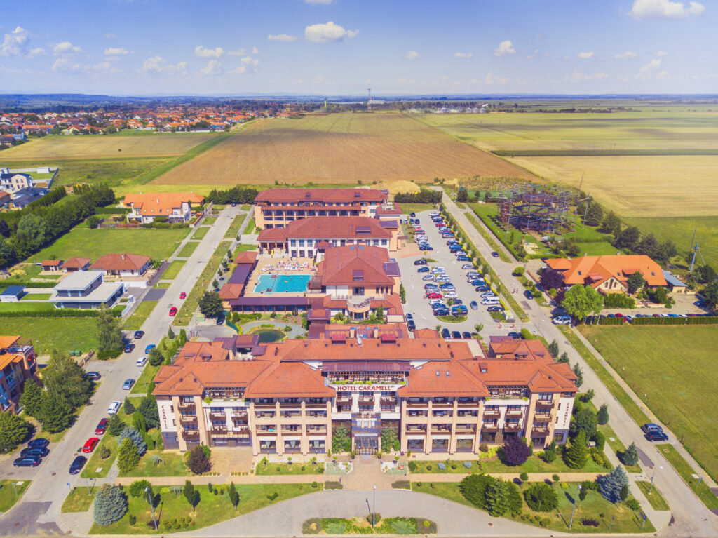 Caramell Resort Bükfürdő, madártávlat, 660 fő, wellness, szabadtéri medence, kalandpark, parkoló