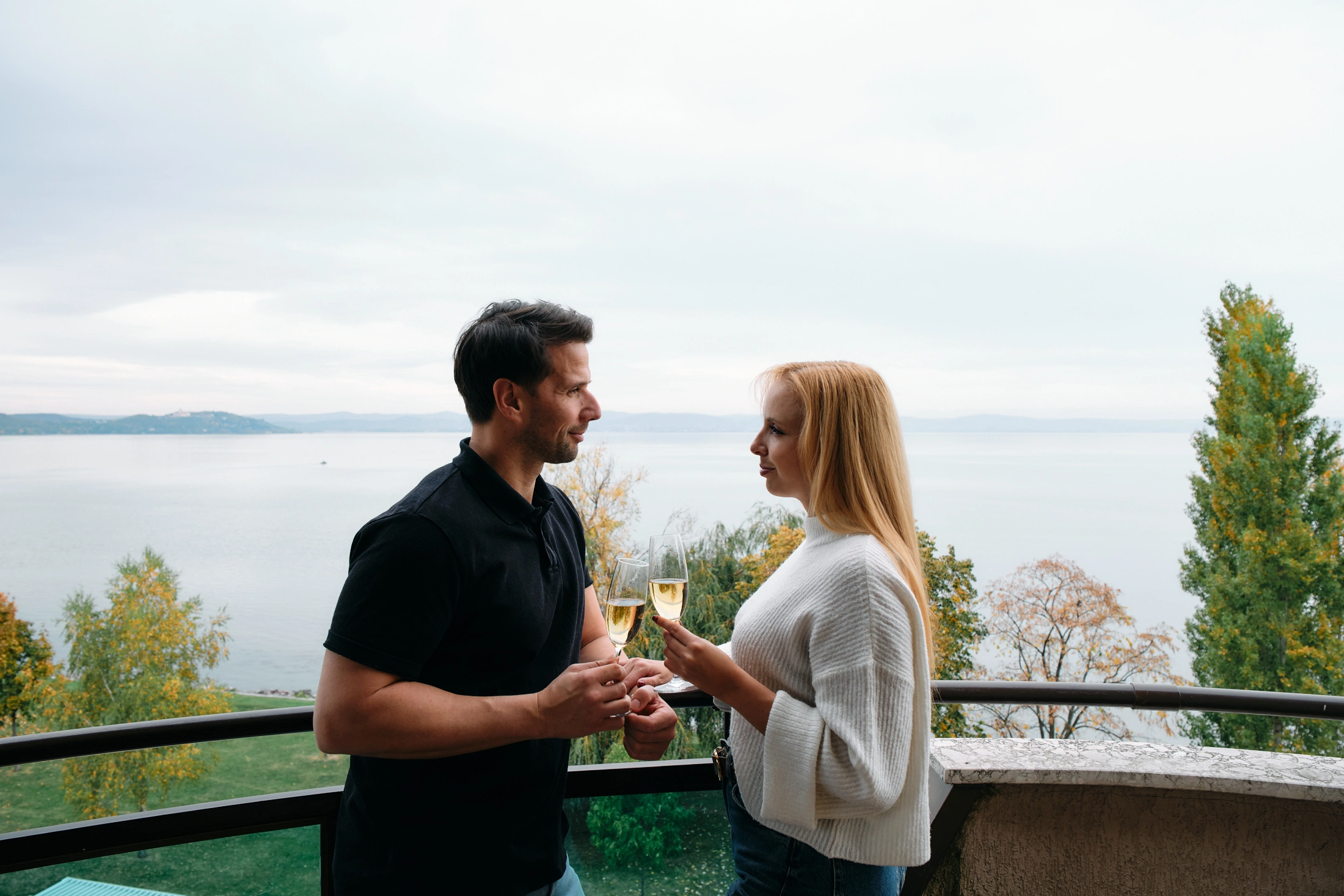 Hotel Wellamarin Zamárdi vendégek balatoni panorámával és pohárköszöntéssel