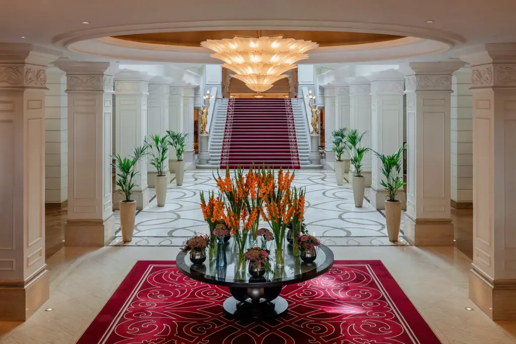 Corinthia Budapest lobby, monumentális lépcső, oszlopok, luxus design, ötcsillagos szálloda bejárat