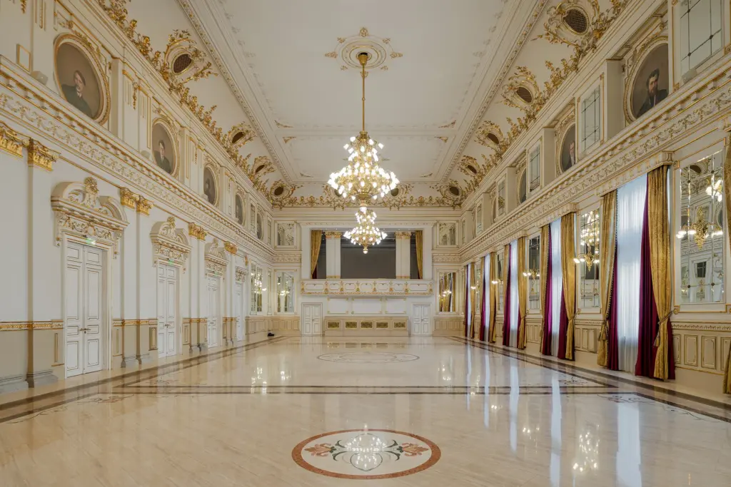Corinthia Budapest Grand Ballroom, 430 m2, aranyozott stukkó, kristálycsillárok, 450 fő, klasszikus pompa