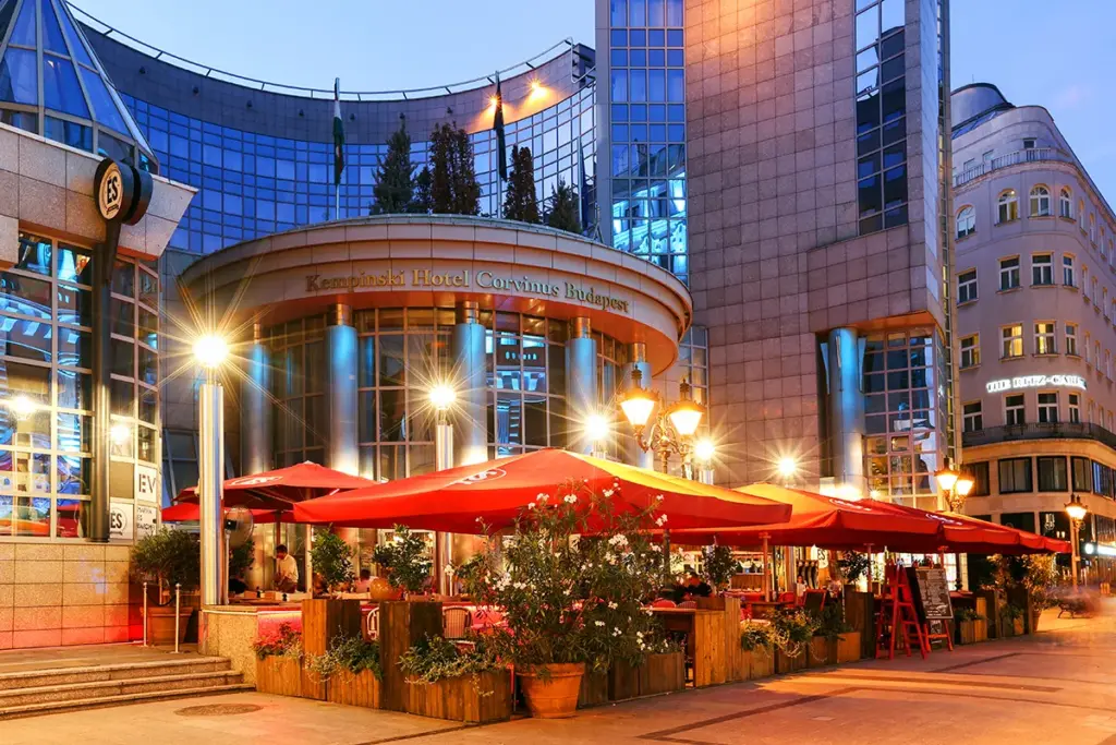 Kempinski Budapest ÉS Bisztró terasz, piros napernyők, utcai étkezés, belváros, gasztronómia