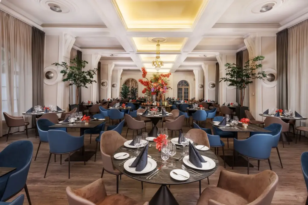 Elegáns hotel étterem bársony székekkel, kazettás mennyezettel és csillárokkal