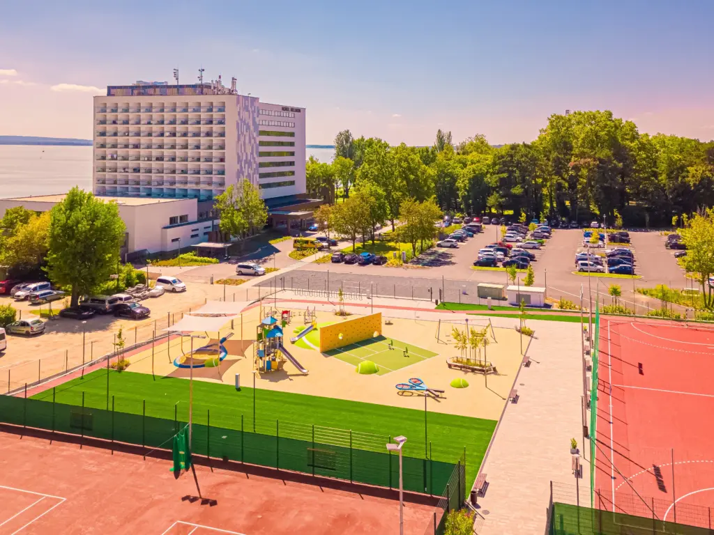Balatoni hotel madártávlatból sportpályákkal, játszótérrel és parkolóval
