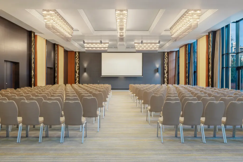 Four Points by Sheraton Kecskemét 450 fős bálterme színpadi elrendezésben modern világítással