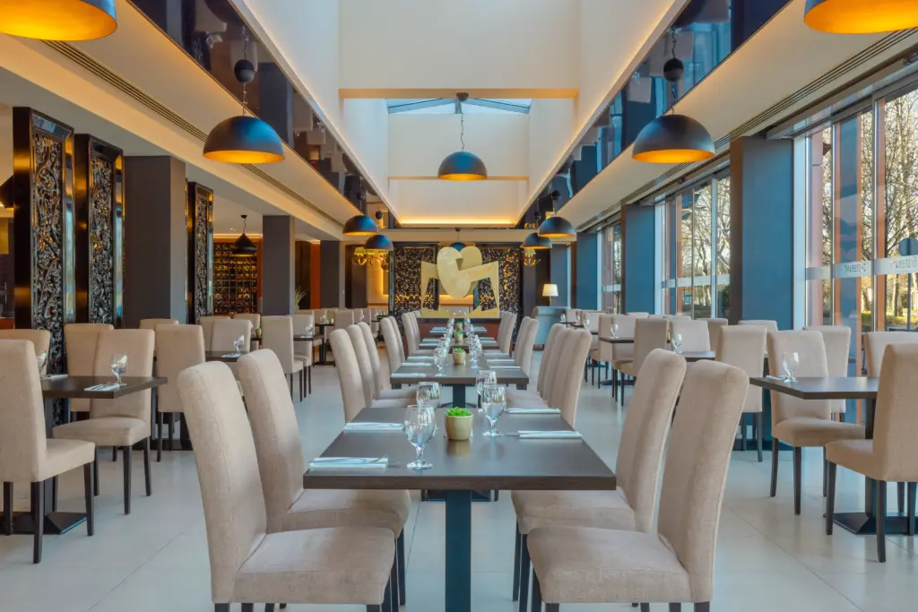 Four Points by Sheraton Kecskemét Bistorant étterem elegáns belső térrel és modern dizájnnal