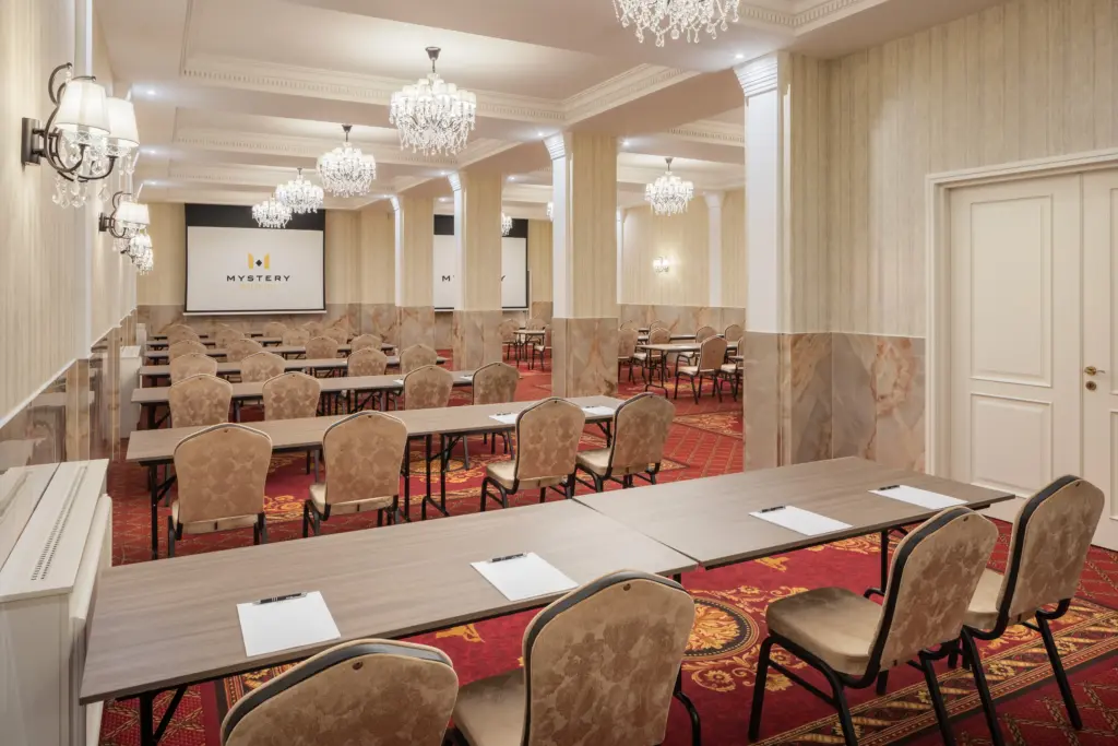 Mystery Hotel Helikon konferenciaterem, 161 m2, 120 fő, kristálycsillár, iskolapad elrendezés, elegáns design