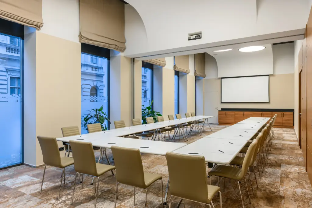 Hotel Moments Budapest 90 m² konferenciaterem U-alakú elrendezésben természetes fénnyel