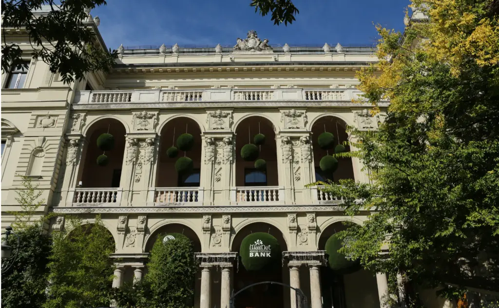 Történelmi fehér épület neoklasszikus árkádokkal Budapest belvárosában