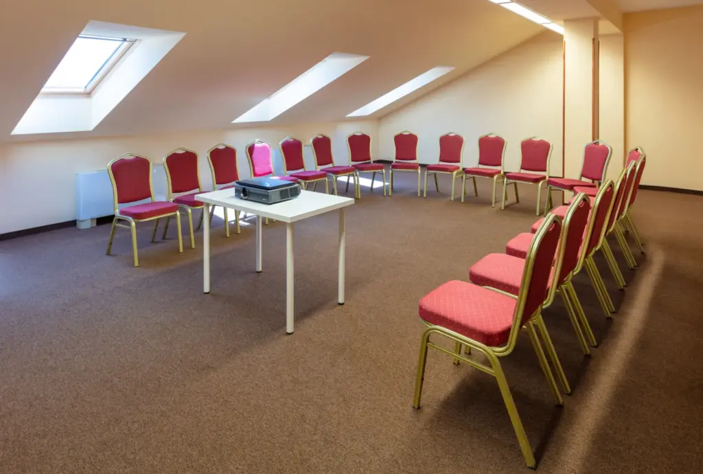 Szépia Bio Art Hotel szekcióterem, tetőtéri természetes fény, U-alakú ülésrend, 25-30 fő meeting terem