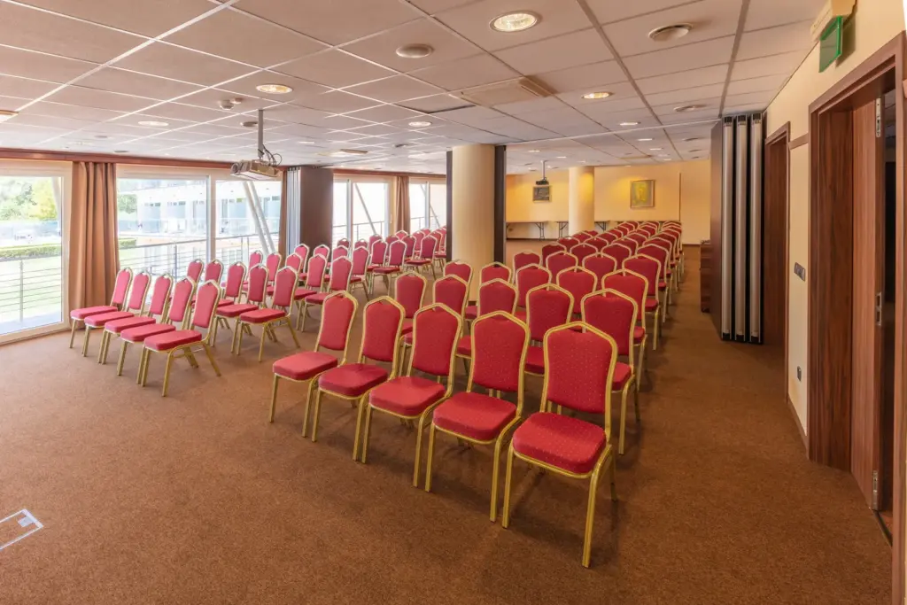 Szépia Hotel plenáris konferenciaterem, széksoros elrendezés, 80-100 fő, mobilfallal osztható, természetes fény