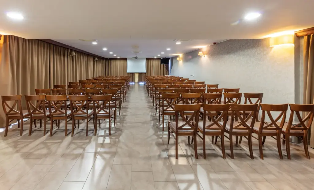 Szépia Hotel 110 m2 konferenciaterem, fa székek, széksoros elrendezés, 80-100 fő, elegáns design