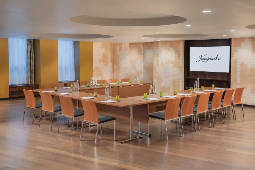 Egyedi konferenciaterem parketta padlóval és csillagos mennyezettel