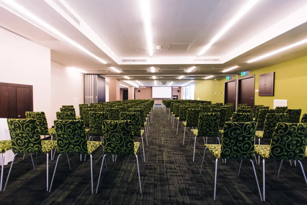 Körtvélyessy konferenciaterem Art Hotel Szeged, széksoros elrendezés 180 fő, modern audiovizuális technika