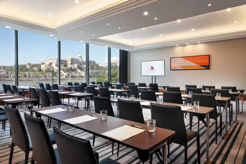 Konferenciaterem classroom elrendezésben Budai Vár panorámával