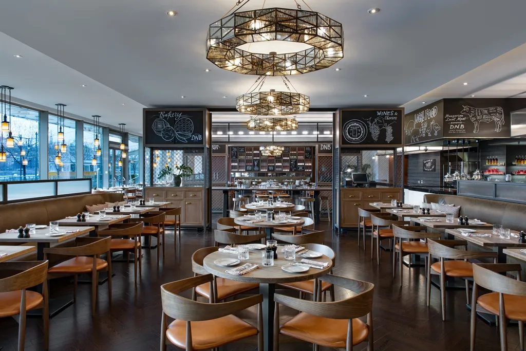 DNB Budapest étterem kortárs dizájnnal, nyitott konyha, Duna-regionális ízek, csoportos étkezés