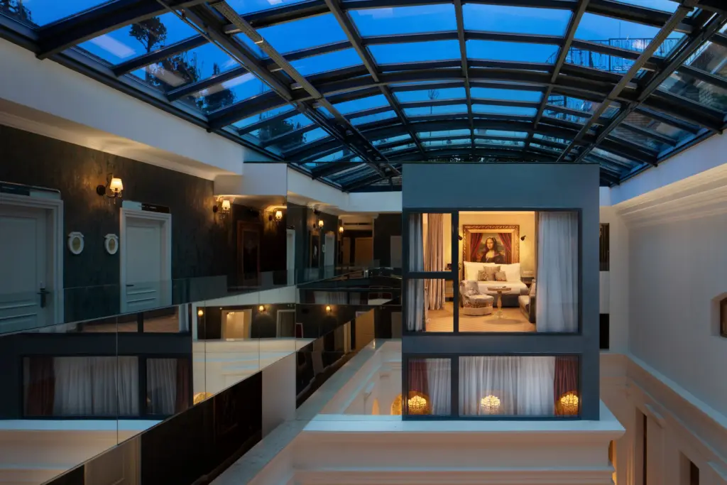 Mystery Hotel Budapest Mystery Suite, üvegtetős luxus lakosztály, Mona Lisa reprodukció, duplex apartman, VIP szállás