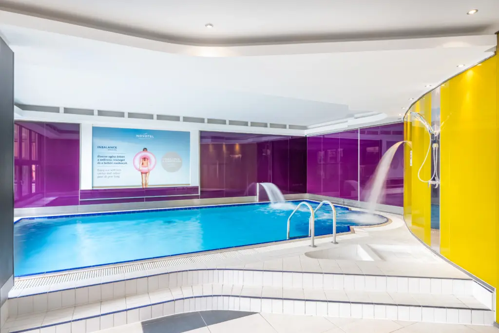 Novotel Budapest City InBalance wellness központ medencével lila szaunával és sárga zuhannyal