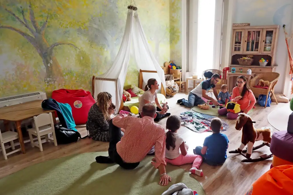 Családi foglalkozás gyerekekkel játszósátorral és természetes fali festménnyel