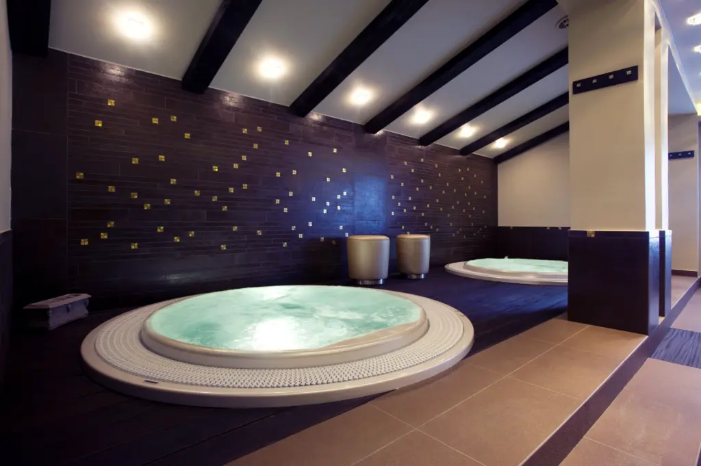 Varga Tanya Hotel Kerekegyháza beltéri wellness részleg jakuzzikkal elegáns dizájnnal