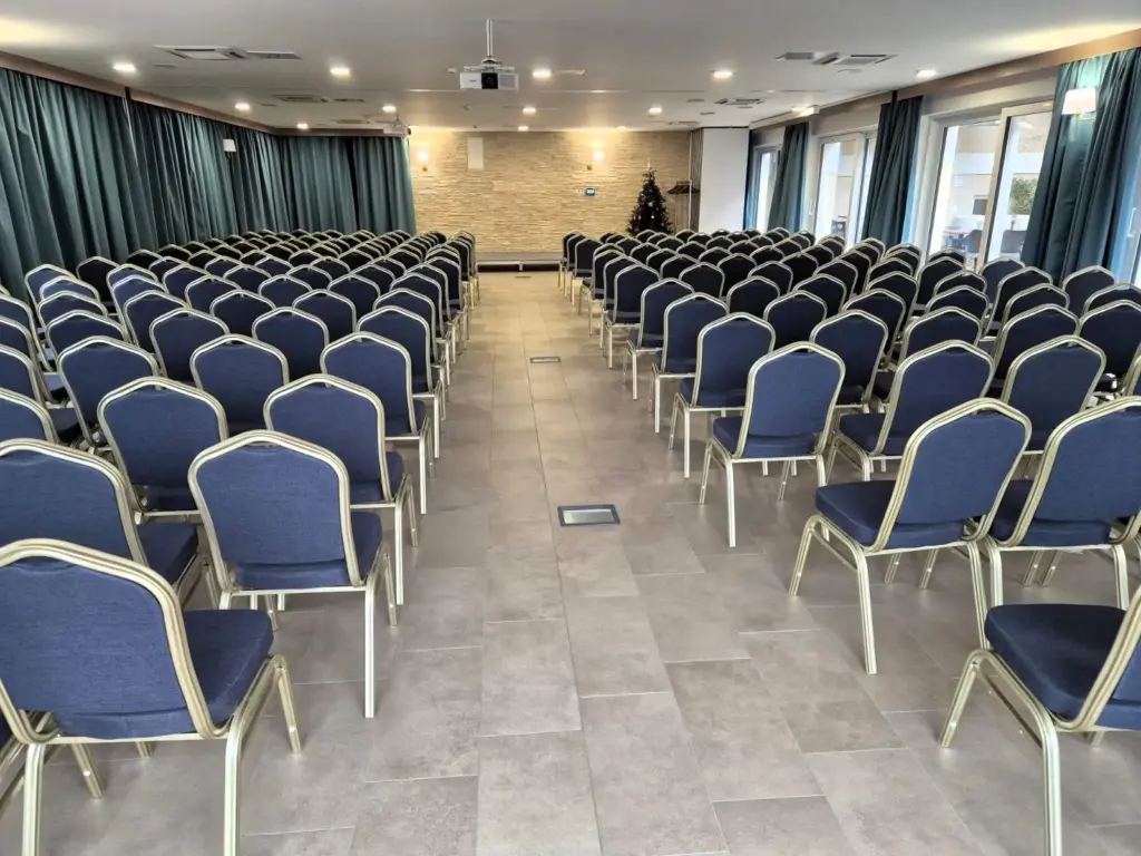 Csontváry konferenciaterem Szépia Hotel, 200 m2, széksoros 150-180 fő, modern design, szekcionálható terem