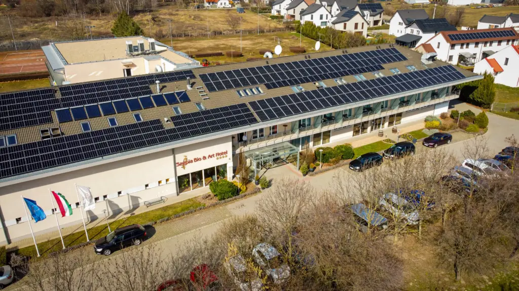 Szépia Bio & Art Hotel Zsámbéki-medence, napelemekkel felszerelt eco-friendly szálloda, teniszpálya, wellness hotel